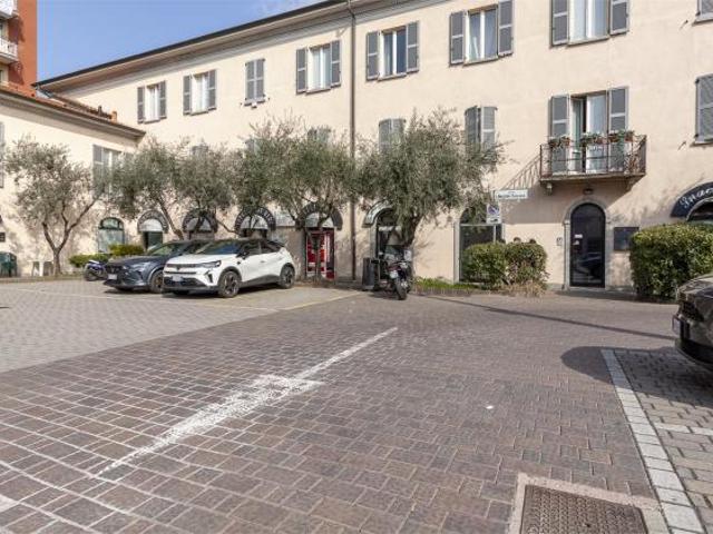 Locale Commerciale in affitto a Mandello Del Lario, Lombardia