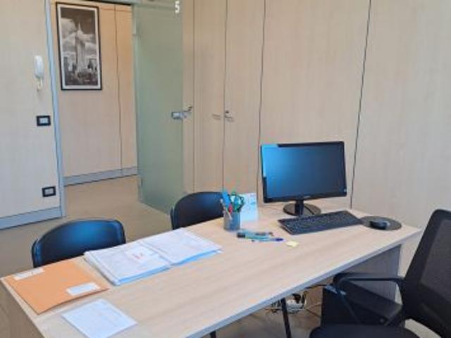 Ufficio in affitto a Belledo, Lecco