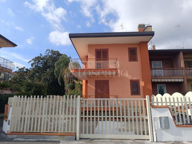 Villa Indipendente in affitto a San Giovanni La Punta, Sicilia