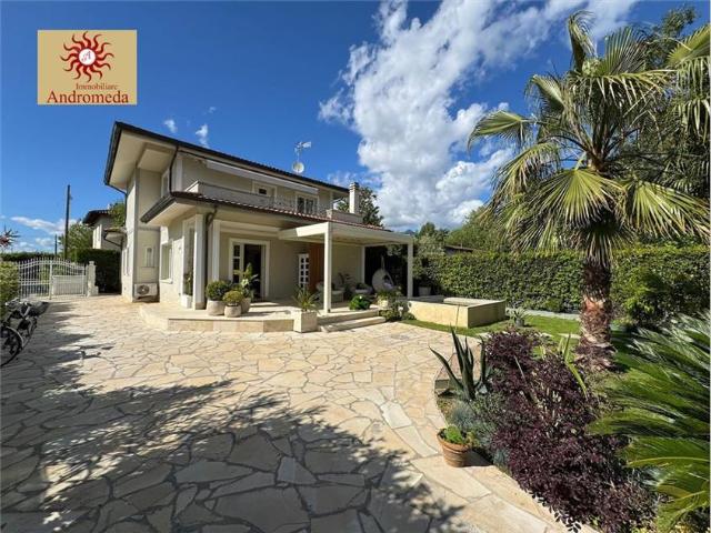 Villa Indipendente in affitto a Roma Imperiale, Forte Dei Marmi