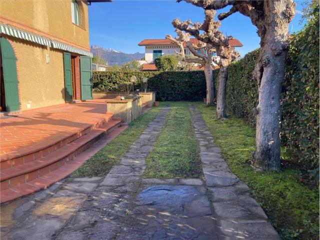 Villa Indipendente in affitto a Roma Imperiale, Forte Dei Marmi