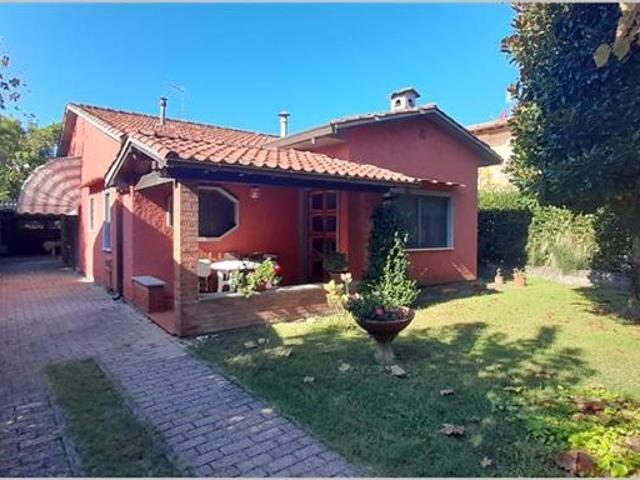 Villa Indipendente in affitto a Roma Imperiale, Forte Dei Marmi