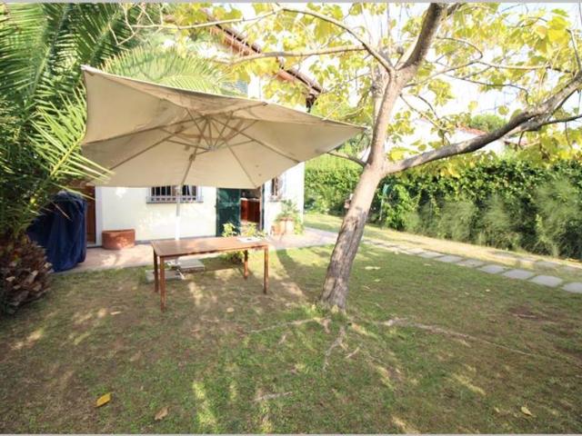 Villa Indipendente in affitto a Roma Imperiale, Forte Dei Marmi