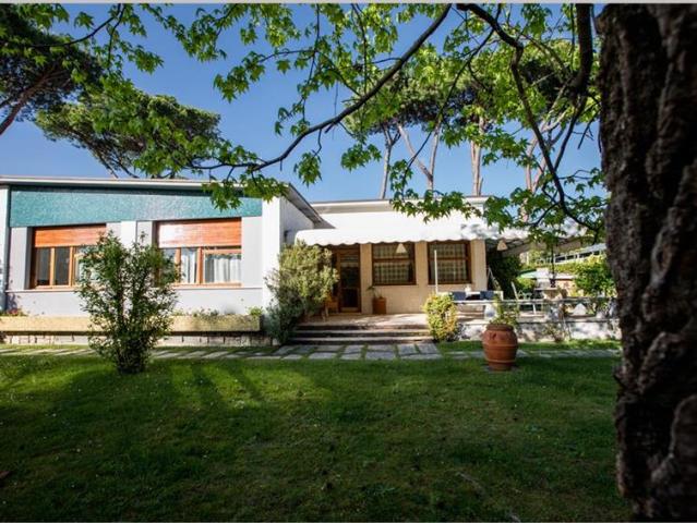 Villa Indipendente in affitto a Roma Imperiale, Forte Dei Marmi