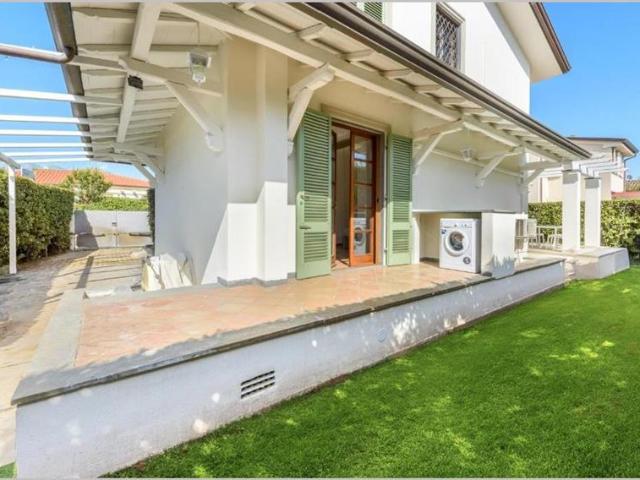 Villa Indipendente in affitto a Roma Imperiale, Forte Dei Marmi