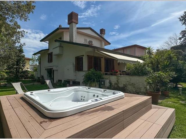 Villa Indipendente in affitto a Roma Imperiale, Forte Dei Marmi