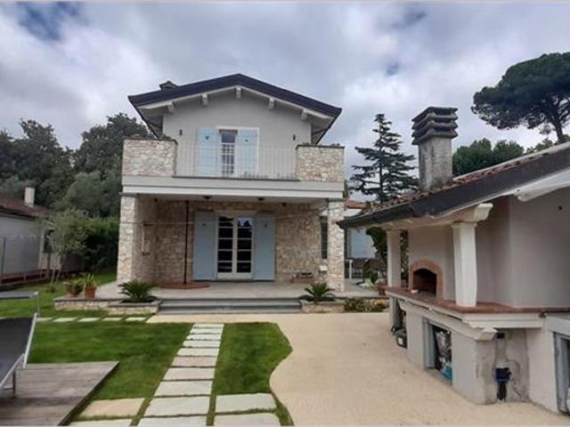Villa Indipendente in affitto a Roma Imperiale, Forte Dei Marmi