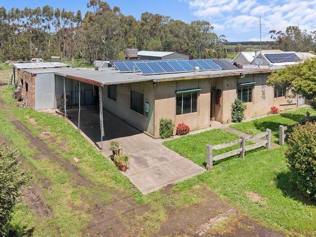 House for sale in Ellerslie, Victoria