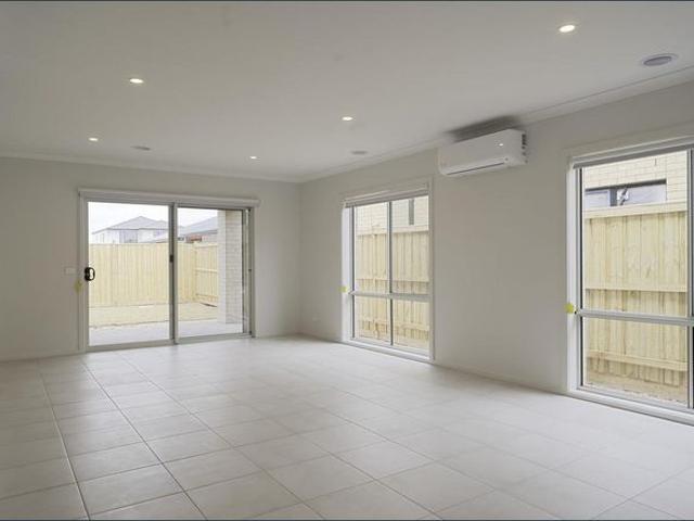 House for rent in Deanside Village, Melbourne