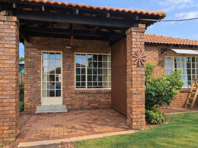 Townhouse for sale in Waterkloof, Gauteng