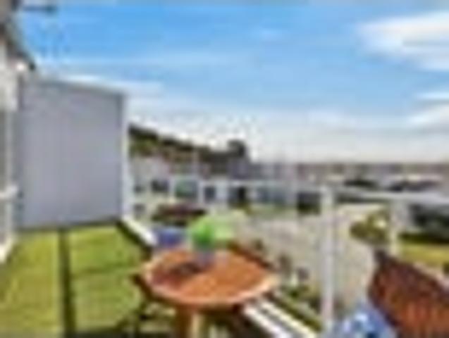 Townhouse for sale in Chaslands, Canterbury