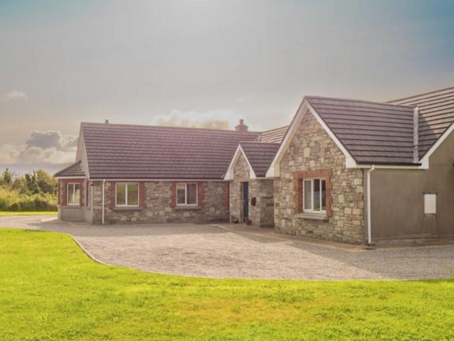 Farm for sale in Ballinphull