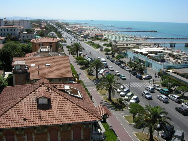 Palazzo in vendita a Marina di Massa, Marina Di Massa