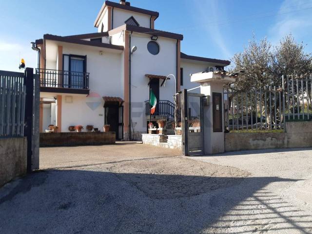 Palazzo in vendita a Monteleone di Puglia, Foggia