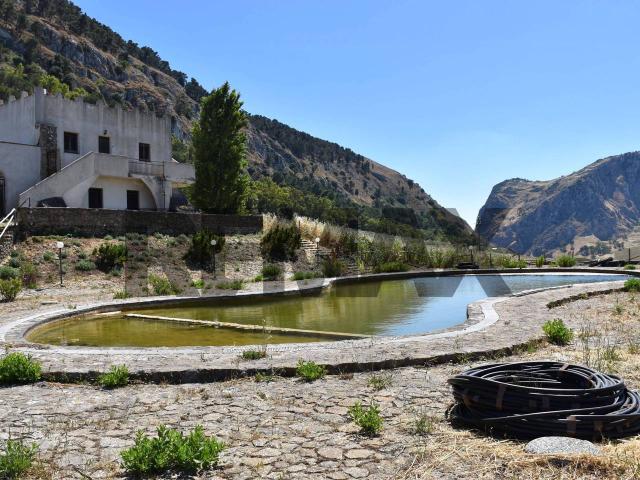 Palazzo in vendita a Piana Degli Albanesi, Sicilia