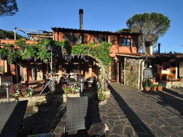 Palazzo in vendita a Le Coste, Roccastrada