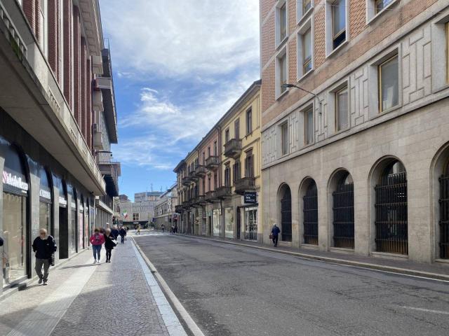 Palazzo in vendita a Biumo Superiore, Varese