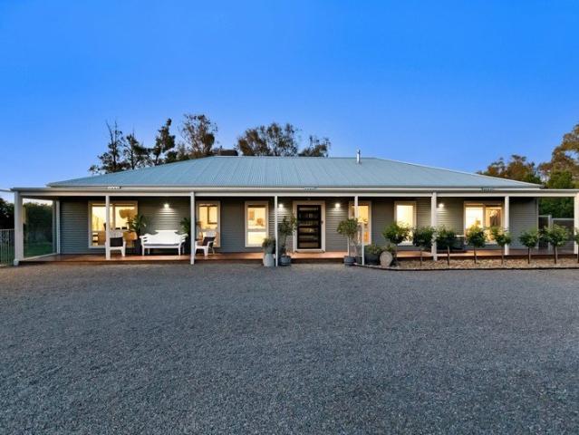 Cottage for sale in Yelta, Victoria