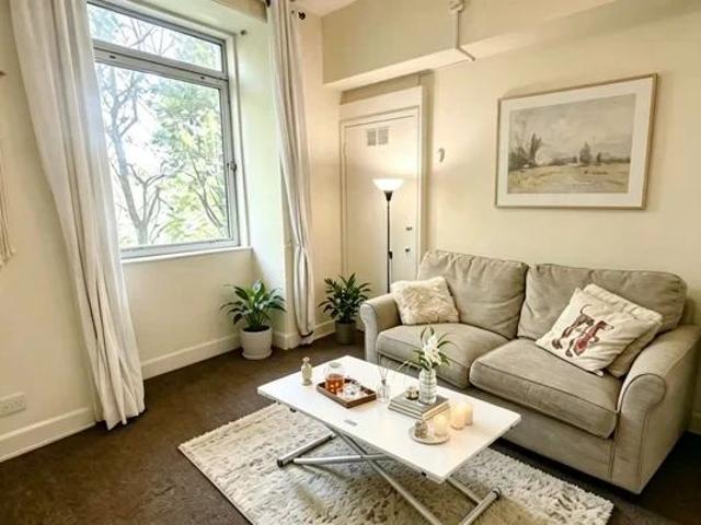 Studio for rent in Southside, Scotland