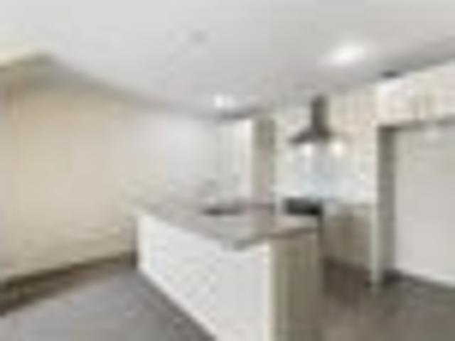 Townhouse for rent in Chaslands, Canterbury