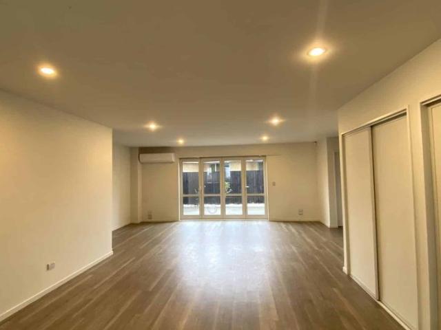 Townhouse for rent in Chaslands, Canterbury