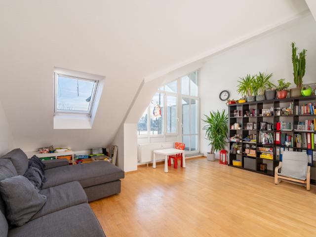 Dachgeschosswohnung kaufen in Grasbrunn, Bayern