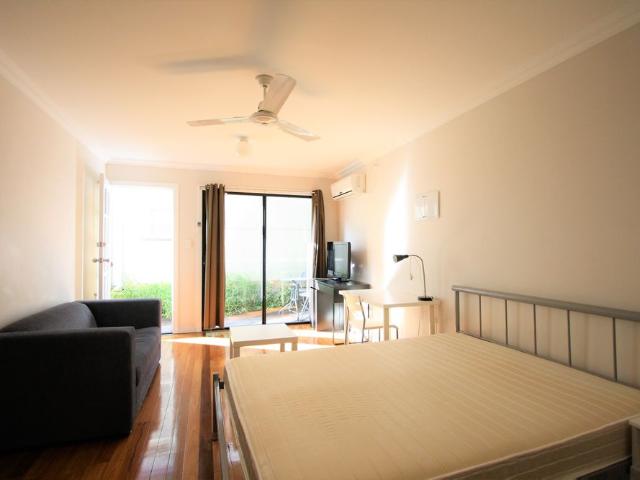 Granny Flat for rent in Highgate Hill, Greater Brisbane