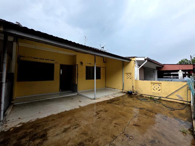 Terraced House for sale in Malaka