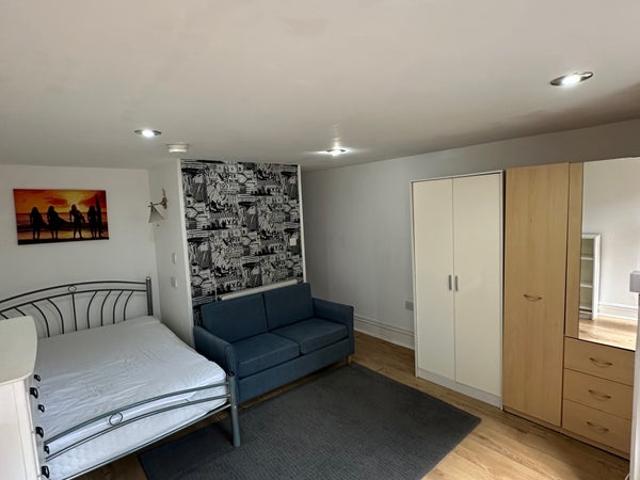 Studio for rent in West Yorkshire