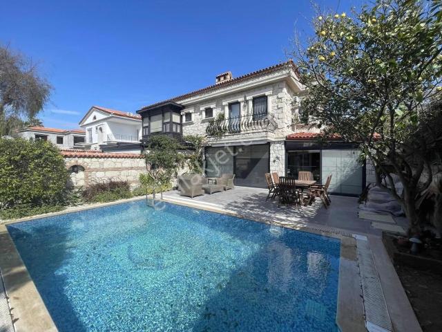 Çeşme, İzmir içerisinde kiralık Villa