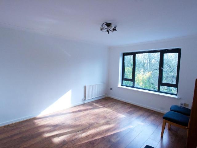 Apartment for rent in Brondesbury, Greater London