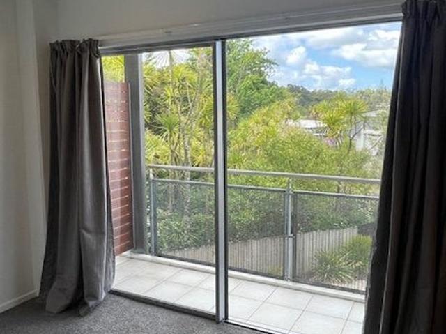 Apartment for rent in Paremoremo, Oroua County