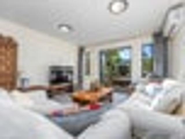 Apartment for rent in Paremoremo, Oroua County