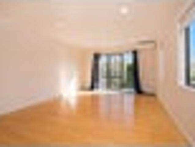 Townhouse for rent in Paremoremo, Oroua County