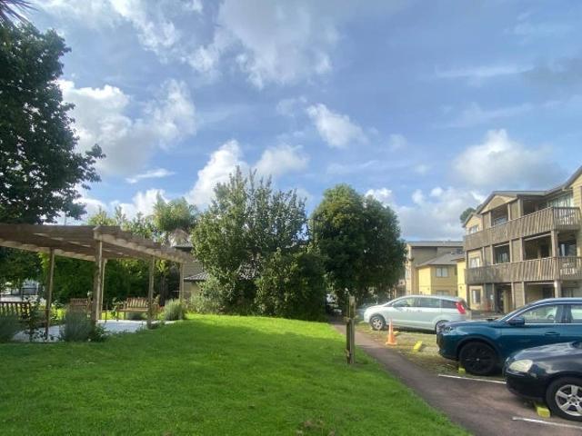 Apartment for rent in Paremoremo, Oroua County