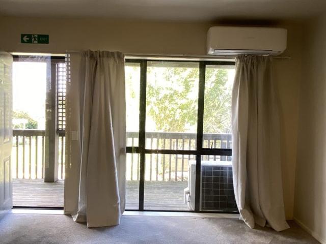 Apartment for rent in Paremoremo, Oroua County
