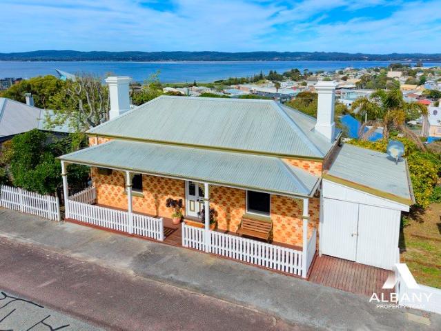 House for sale in Albany