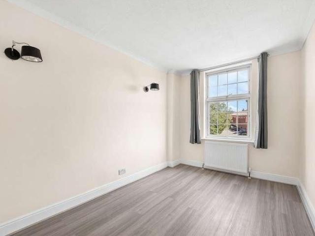 Townhouse for rent in Ivy Chimneys, Epping
