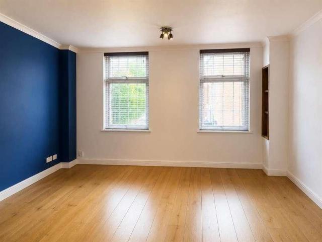 Townhouse for rent in Ivy Chimneys, Epping