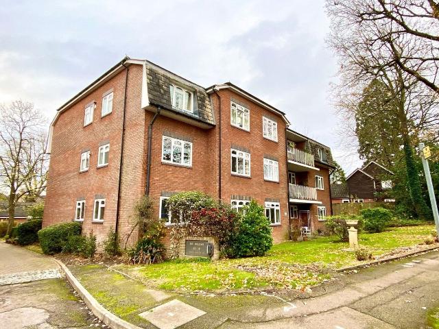 Apartment for rent in Blackhills, Surrey