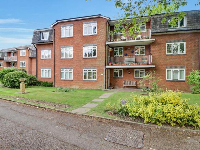 Apartment for rent in Blackhills, Surrey