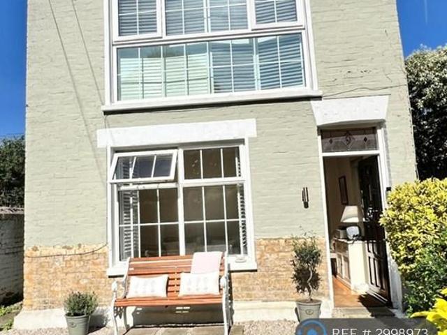 Apartment for rent in North Sheen, Greater London