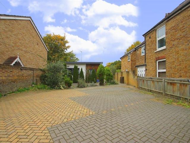 Studio for rent in Old Windsor