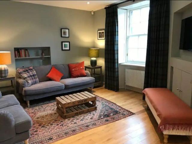 Apartment for rent in Gayfield, Broughton