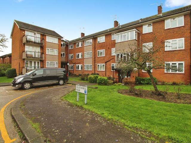 Apartment for rent in Little Stanmore, Greater London