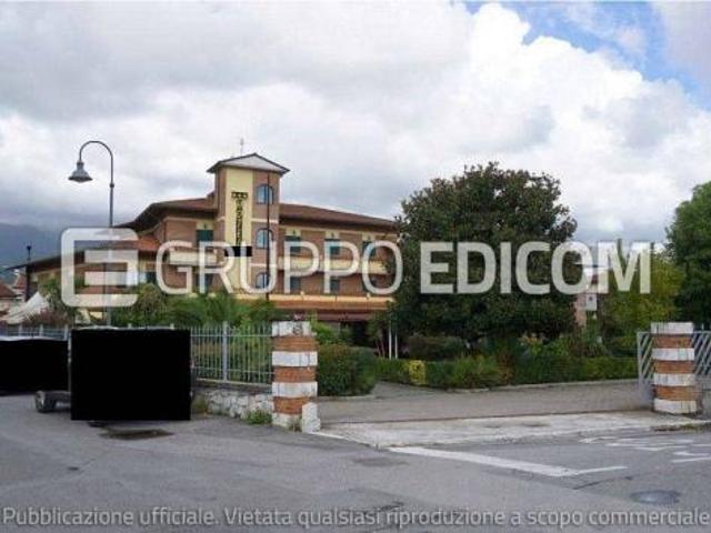 Locale Commerciale in vendita a Montignoso, Toscana