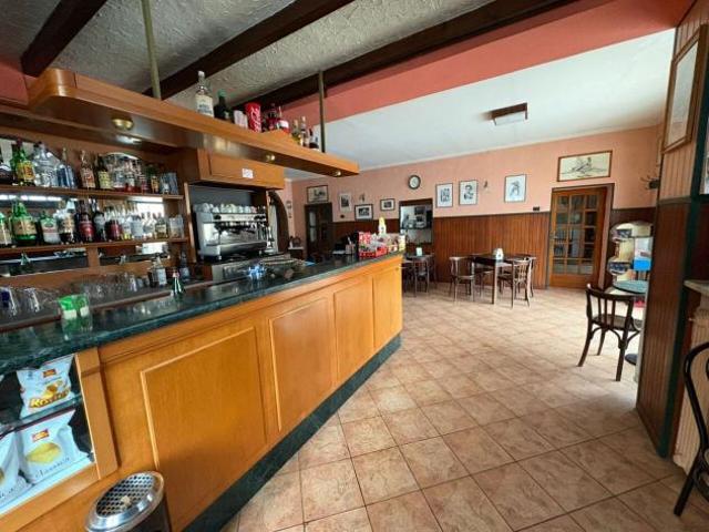 Locale Commerciale in vendita a Zavattarello, Lombardia