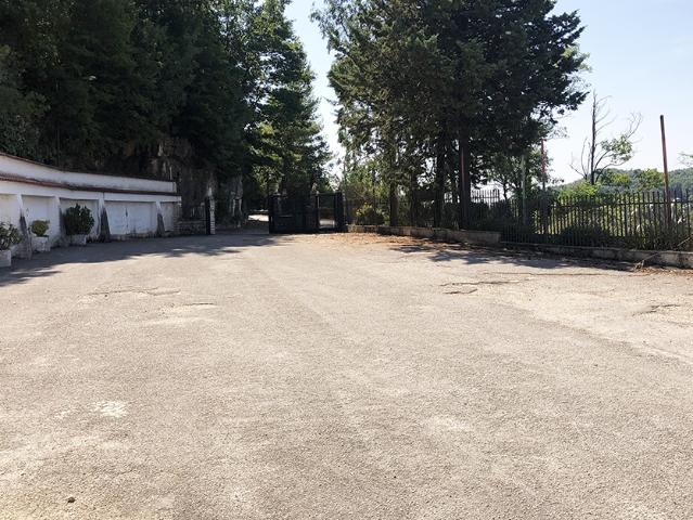 Locale Commerciale in vendita a Liberi, Campania