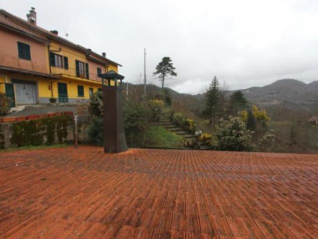 Locale Commerciale in vendita a Pignone, Liguria