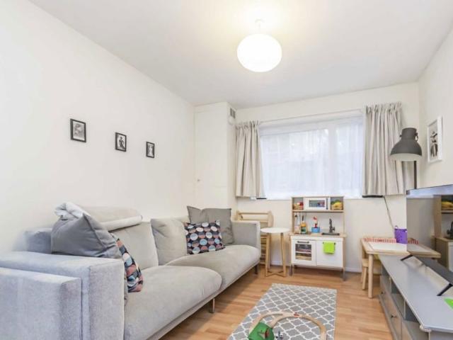 Apartment for rent in Southfields, Greater London
